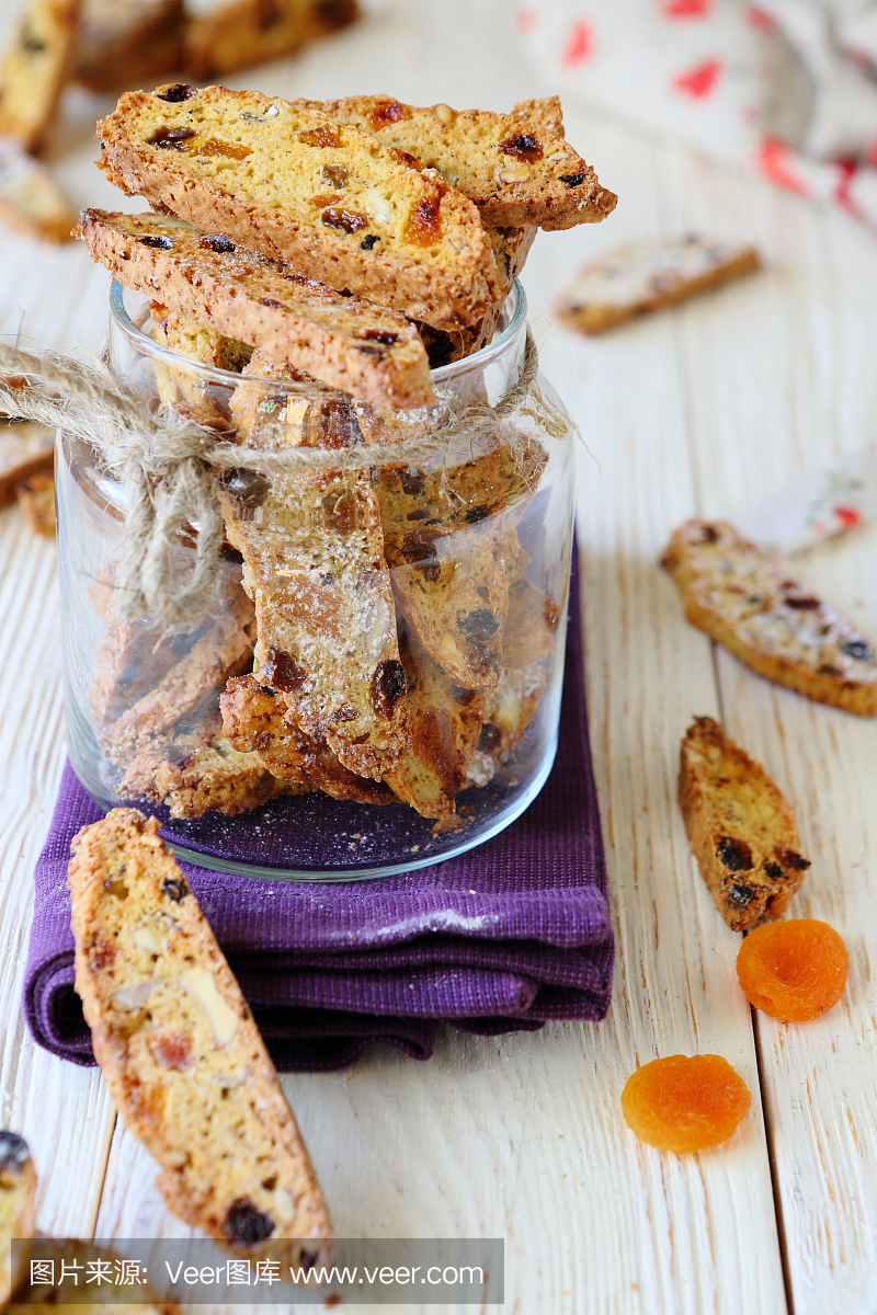 自制biscotti在一个透明的玻璃罐子