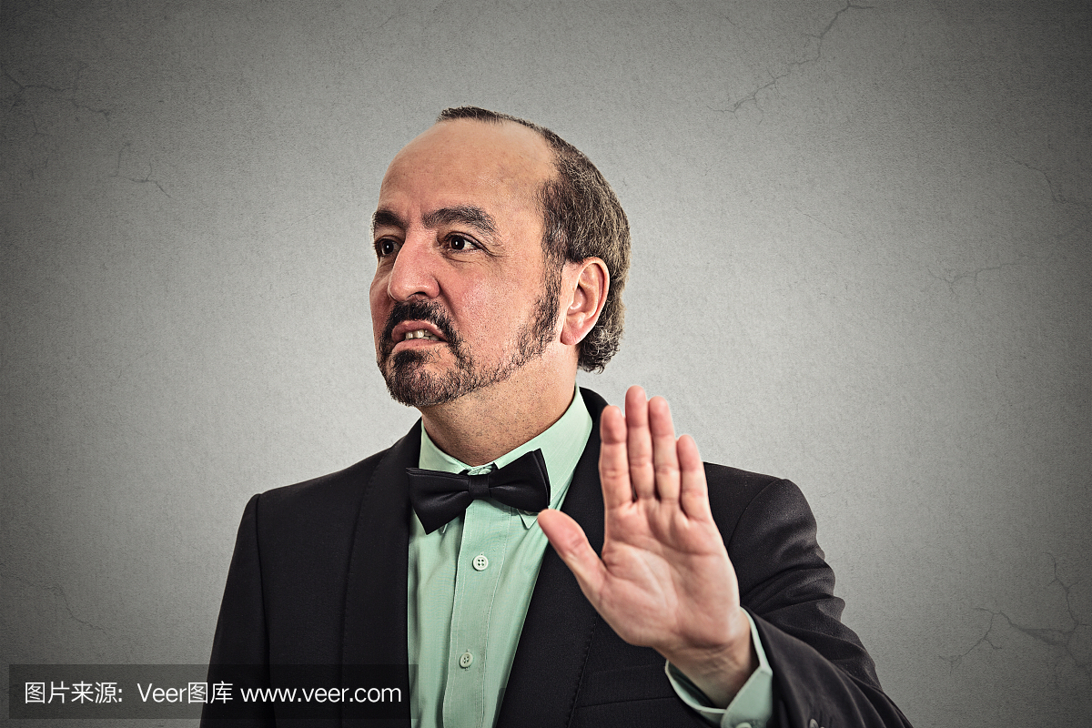 中年英俊脾气暴躁的男人,态度不好,交谈手势