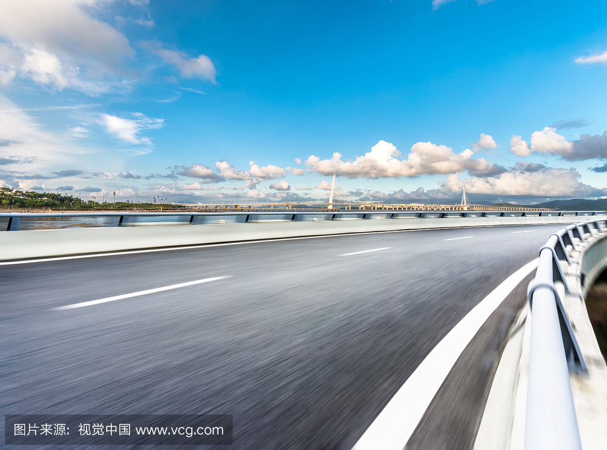 高速公路与城市天际线