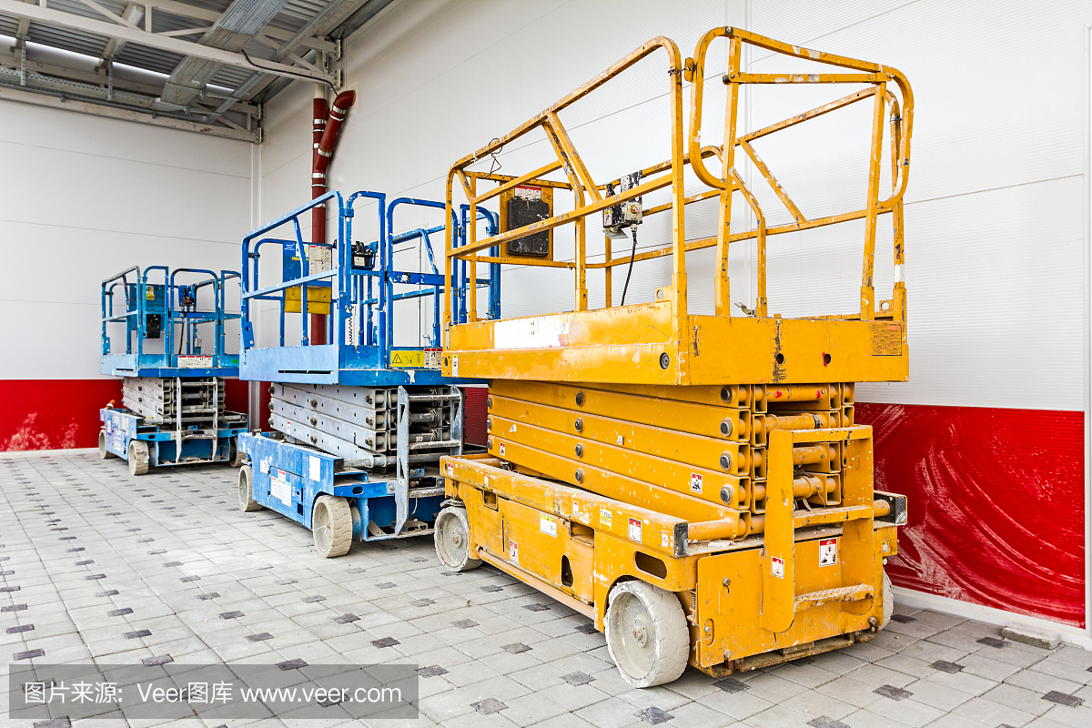 樱桃采摘机停在新建的金属大厦旁