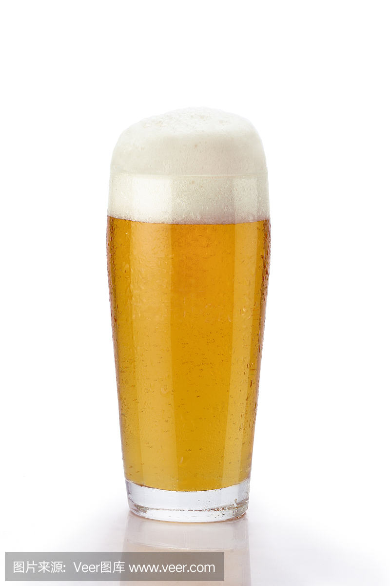 一杯轻的啤酒与白色背景上的泡沫