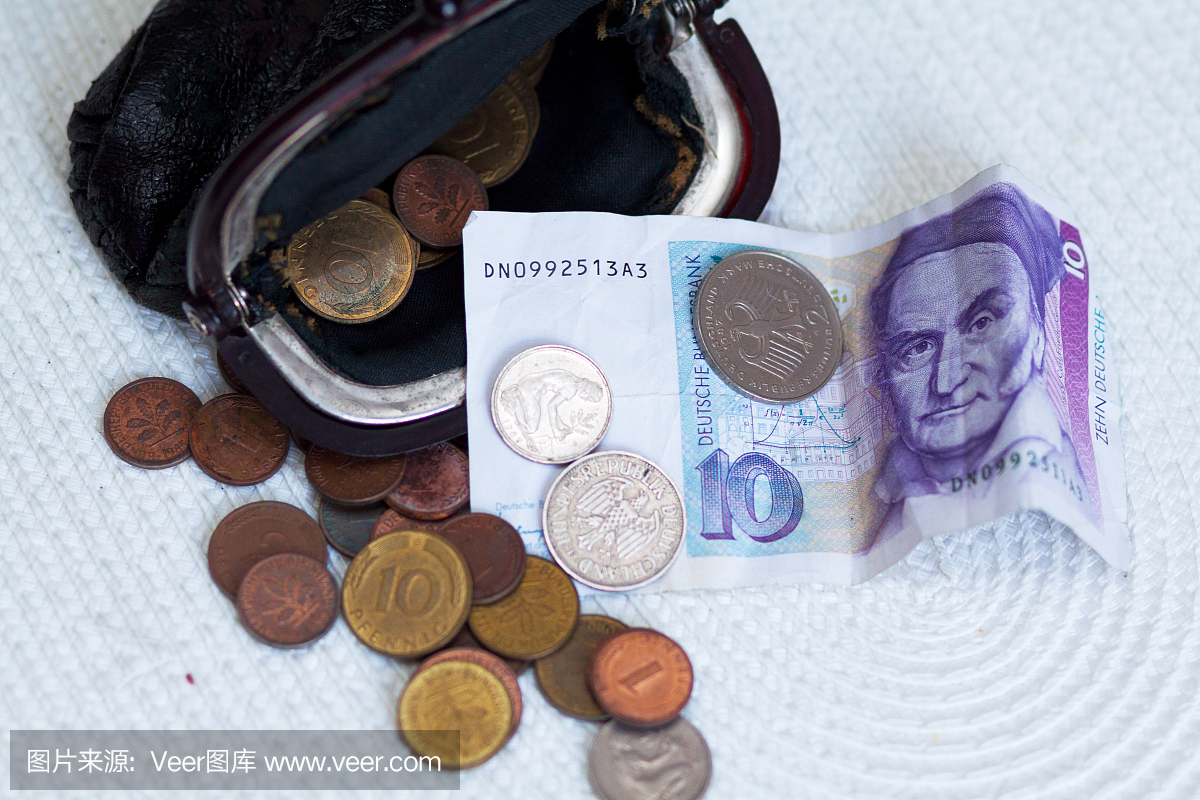 德国货币德国马克和旧钱包