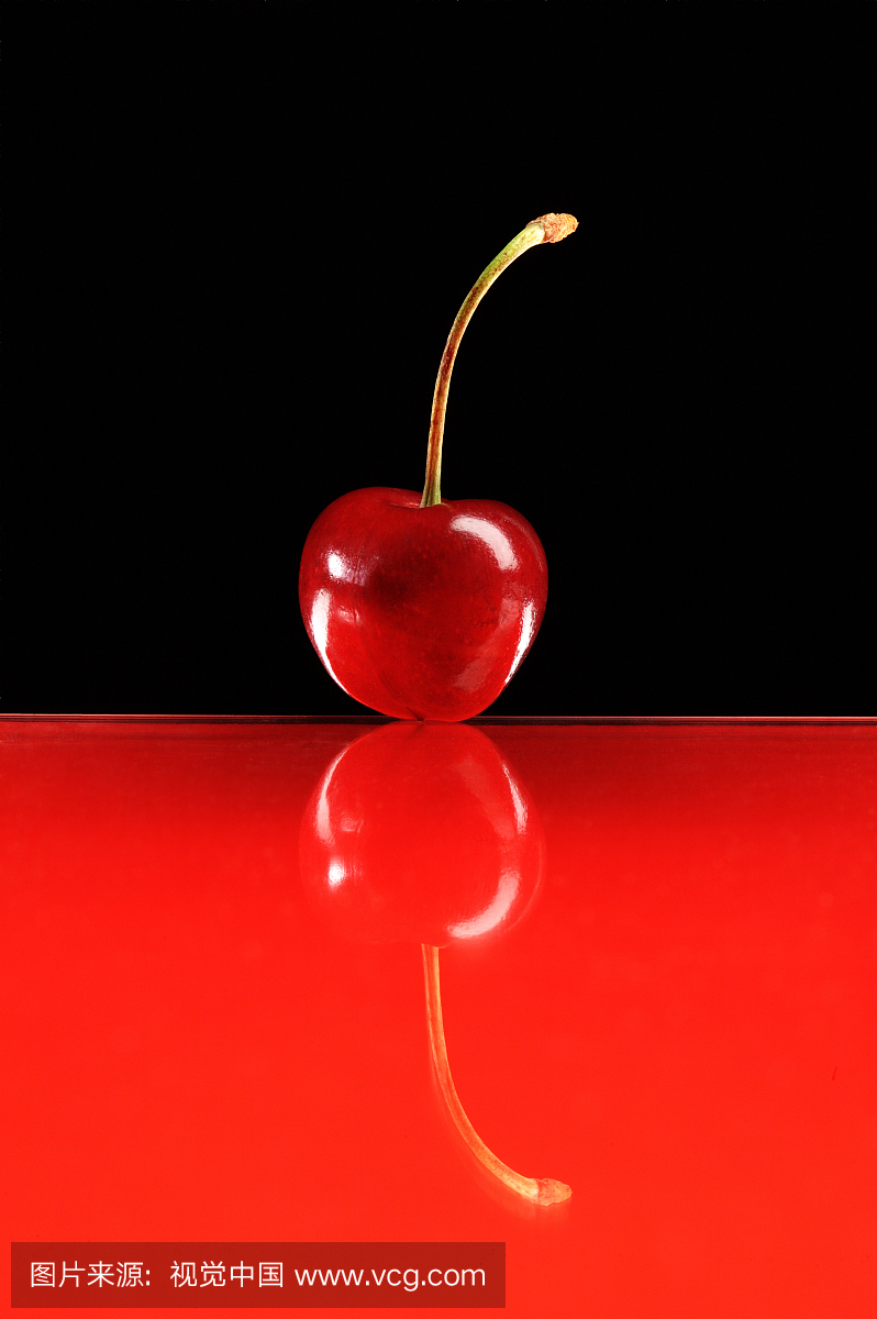红色樱桃在玻璃表面
