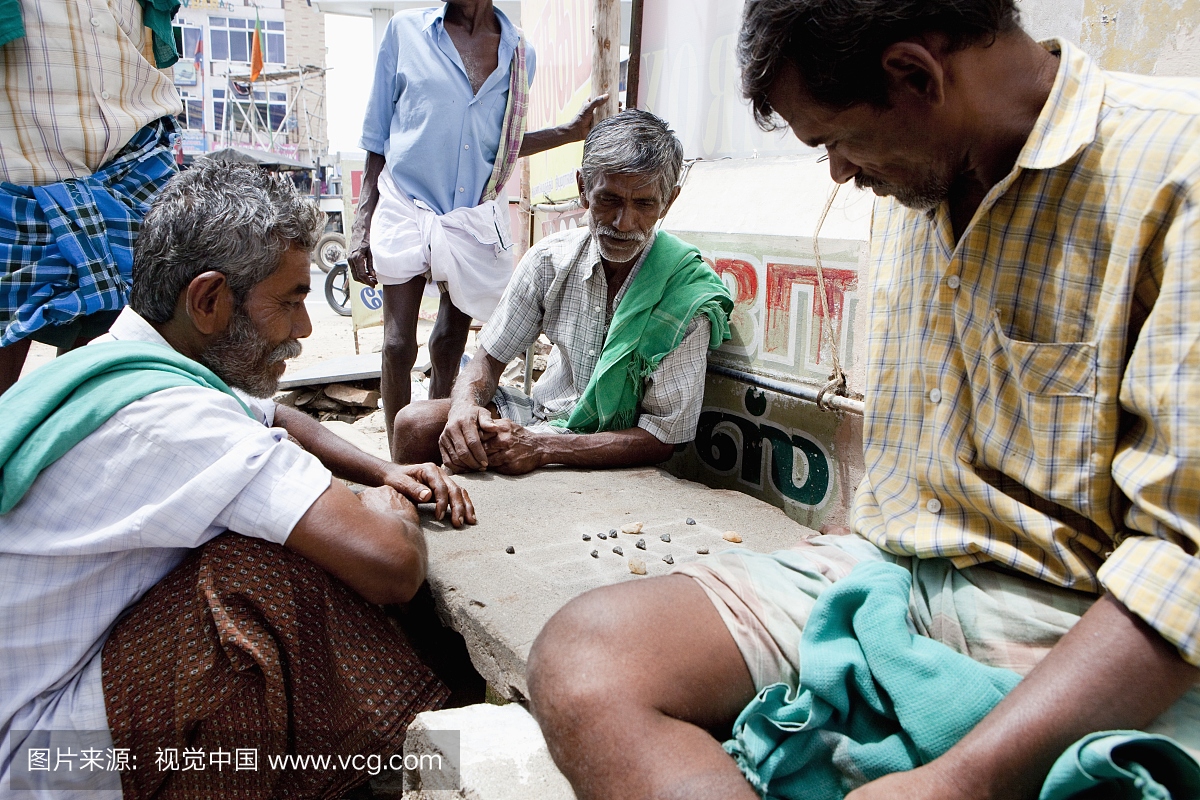 男人聚会玩石头游戏; Sathyamangalam,泰米尔