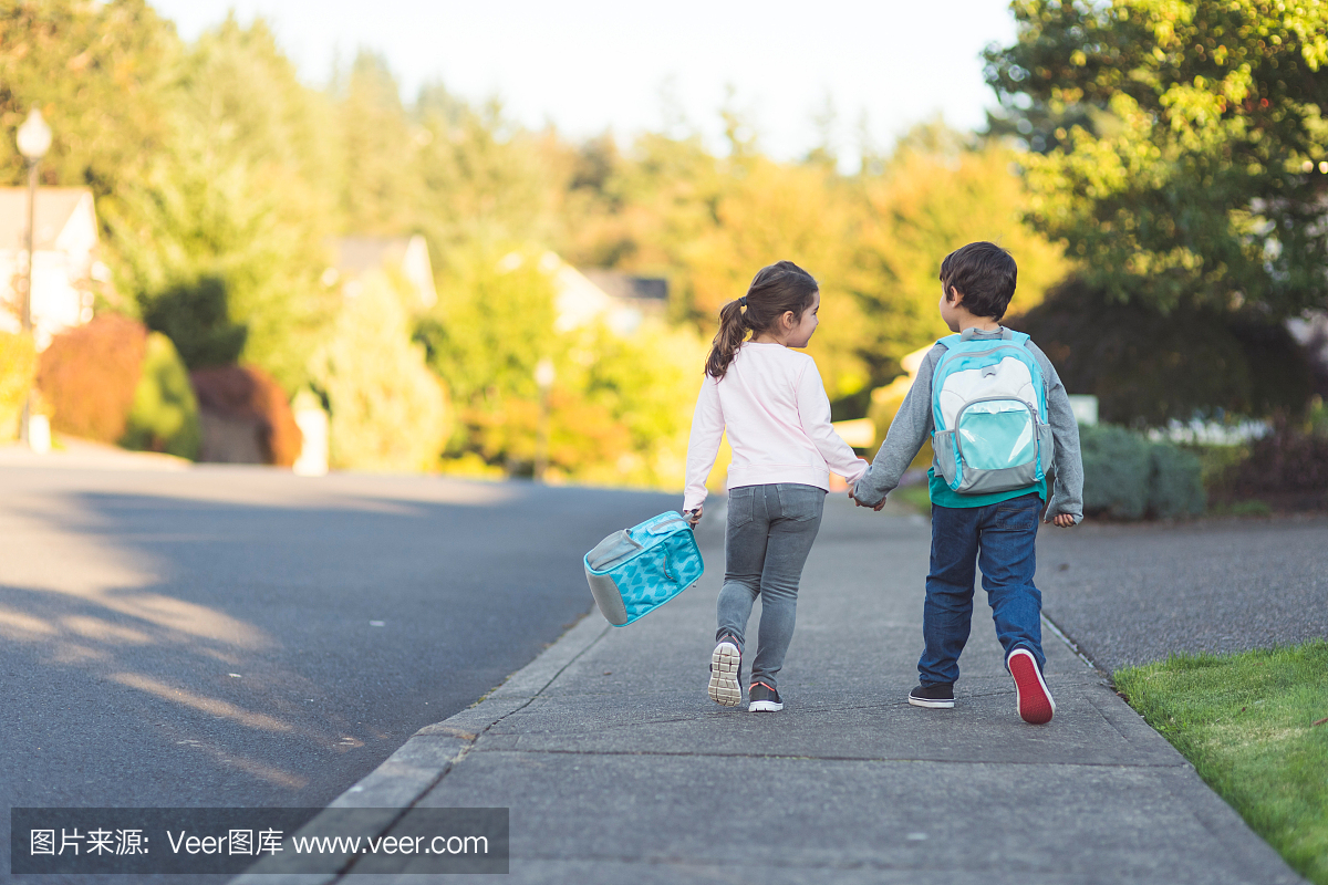 小学年龄的学生一起走到学校一起步行去学校