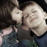 小男孩亲小女孩头像