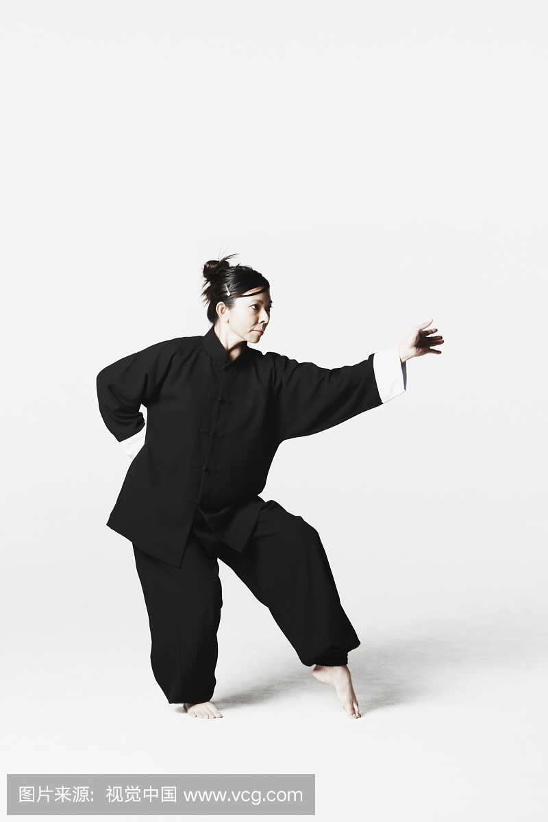 年轻女子练武术