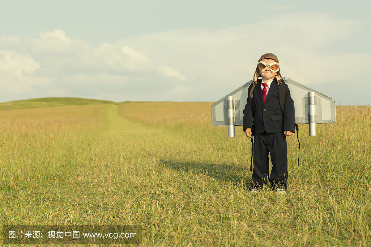 年轻的男孩穿着商务套装和Jetpack