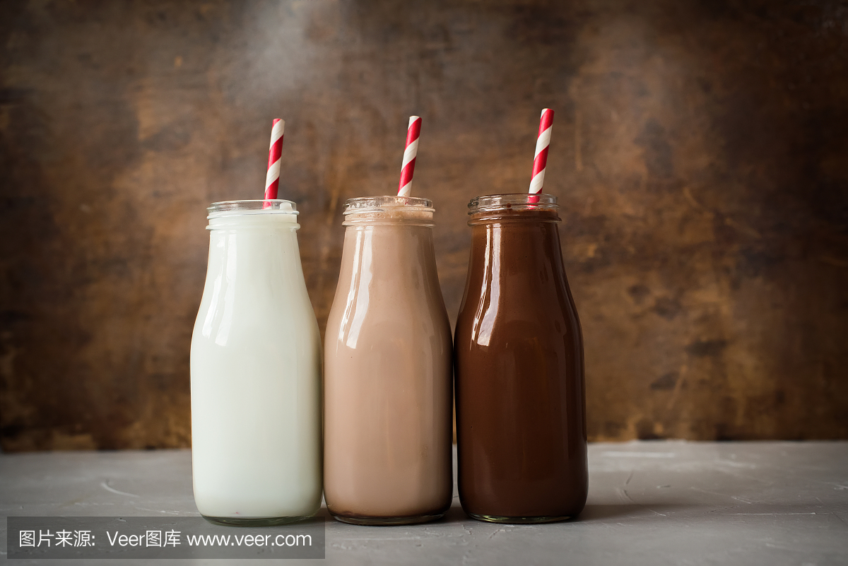 三种不同的排序饮料瓶木制背景