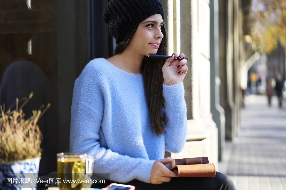 创造文章思考咖啡馆阳台上享受阳光明媚的天气