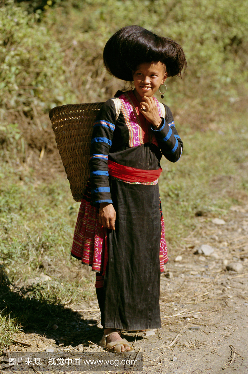 传统服饰中的红苗族女士,莱州,北越越南,印度支