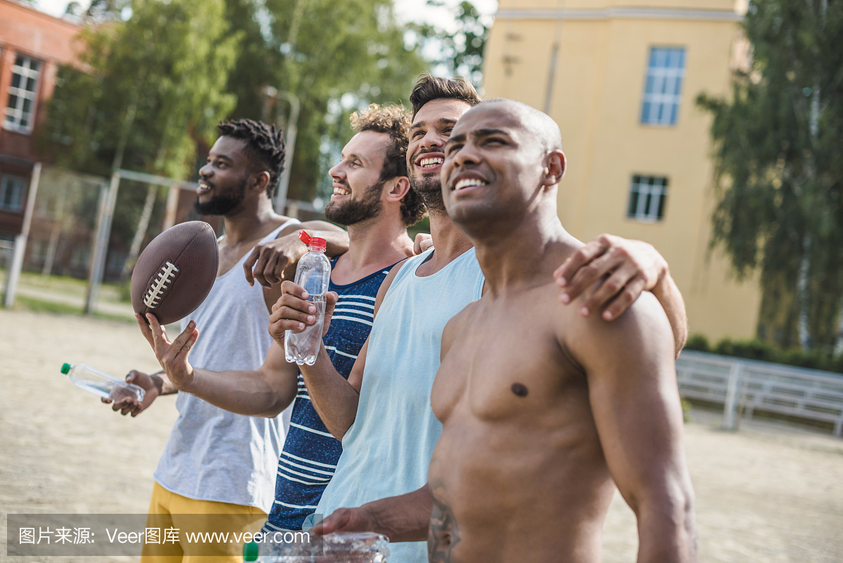 一群年轻的多元文化男子足球运动员在场上