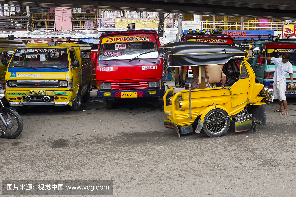 Jeepneys停在菲律宾宿务市Talisay市Tabunok的