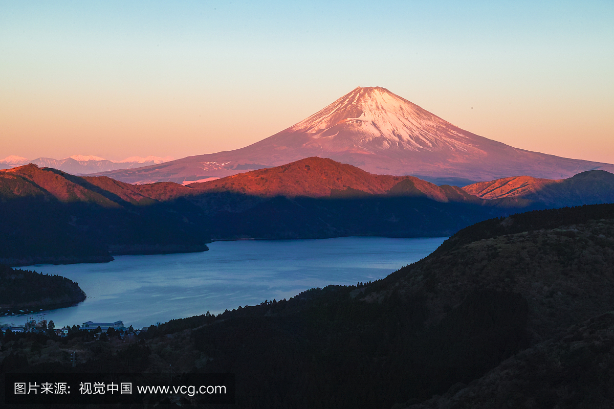 在早晨的阳光下富士山的闪耀高峰