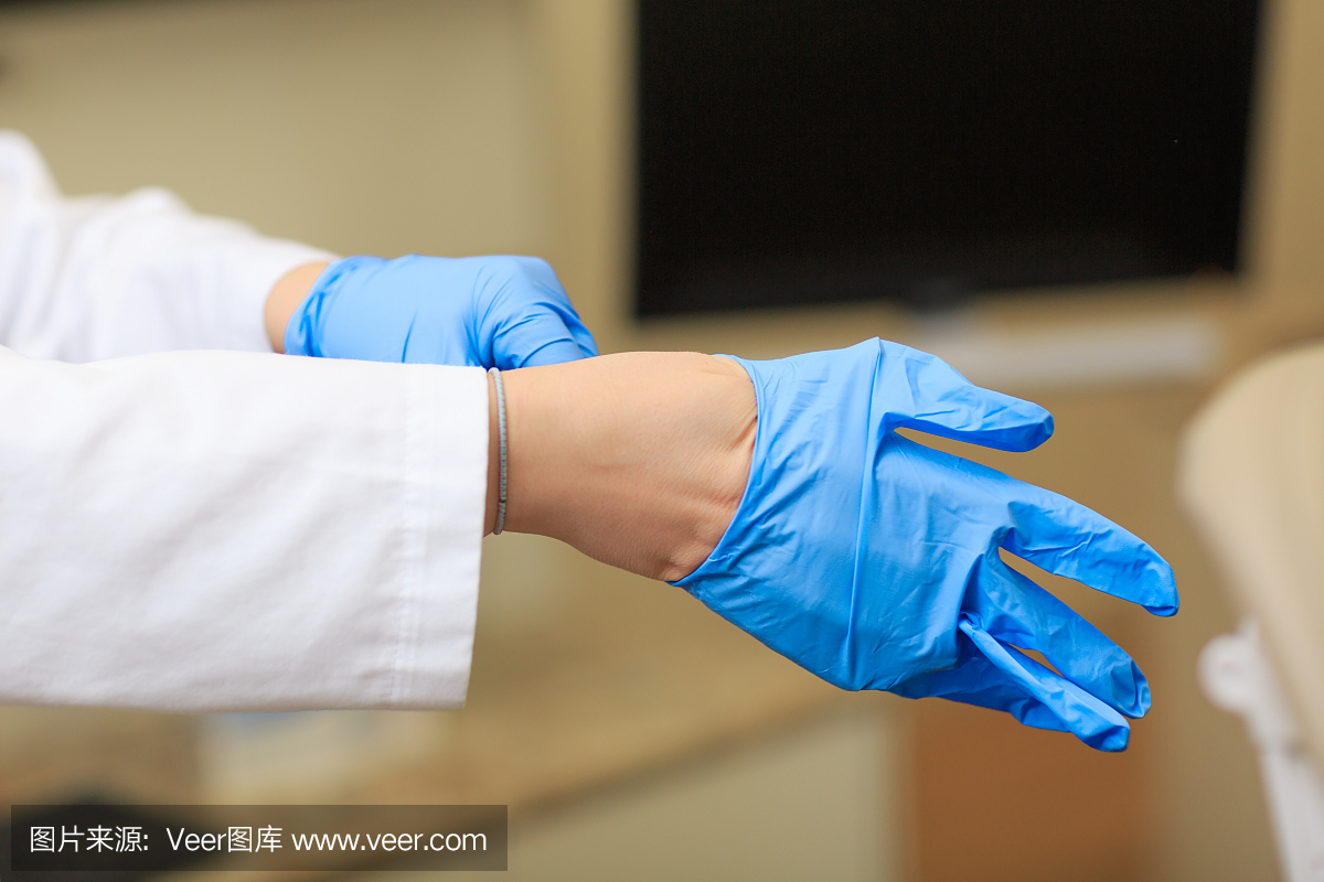医生手套上的手套手套背景上的手术室。真正的