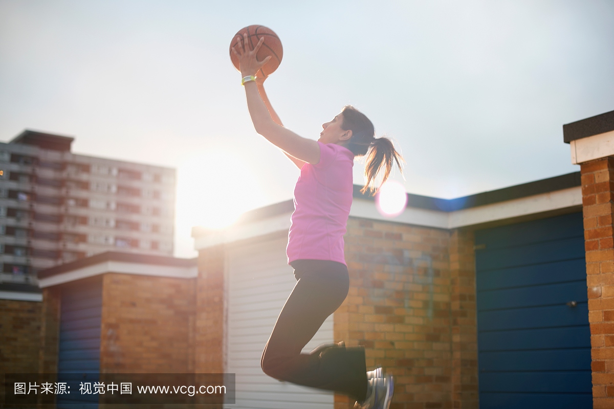 成熟的女子篮球运动员抓球中空
