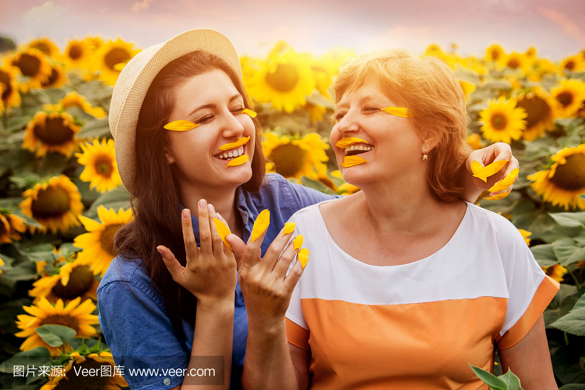 家庭价值观念。资深的母亲和她的女儿在向日葵