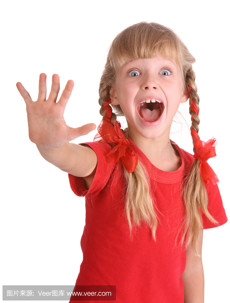 情感女孩在运动衬衫喊。