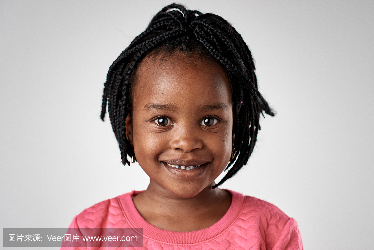 可爱的小黑人女孩微笑的工作室肖像