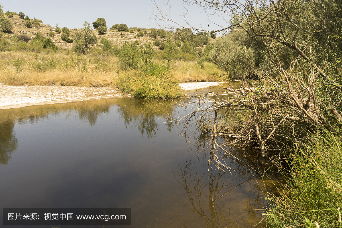 夏季的小河,西班牙,塞戈维亚省。