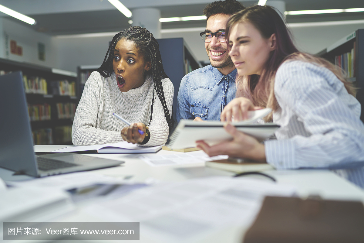 一群年轻的朋友从社交网络观看有趣的视频,在