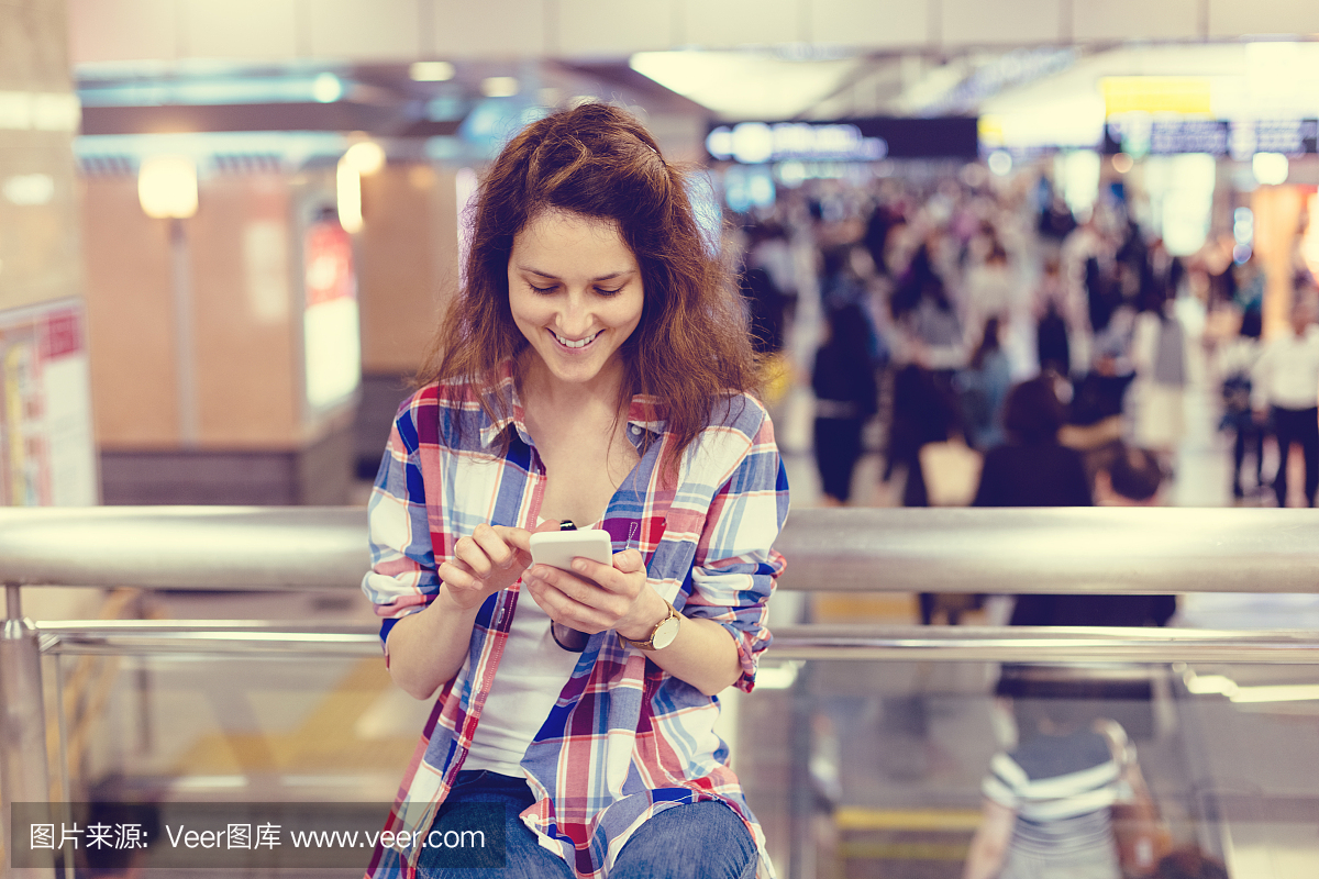 新大阪站的旅游在手机上发短信