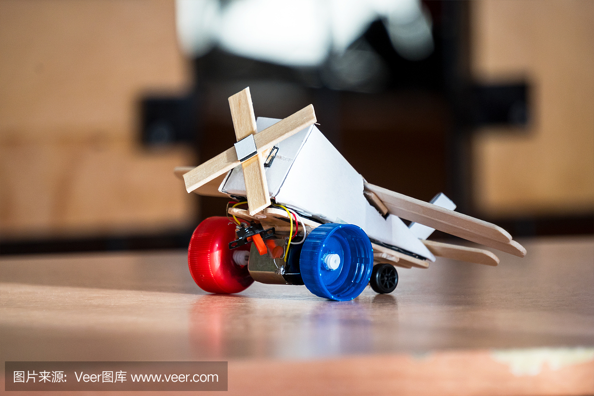 飞机玩具手工制作在桌子上