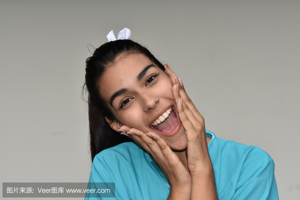 惊讶的西班牙裔女护士