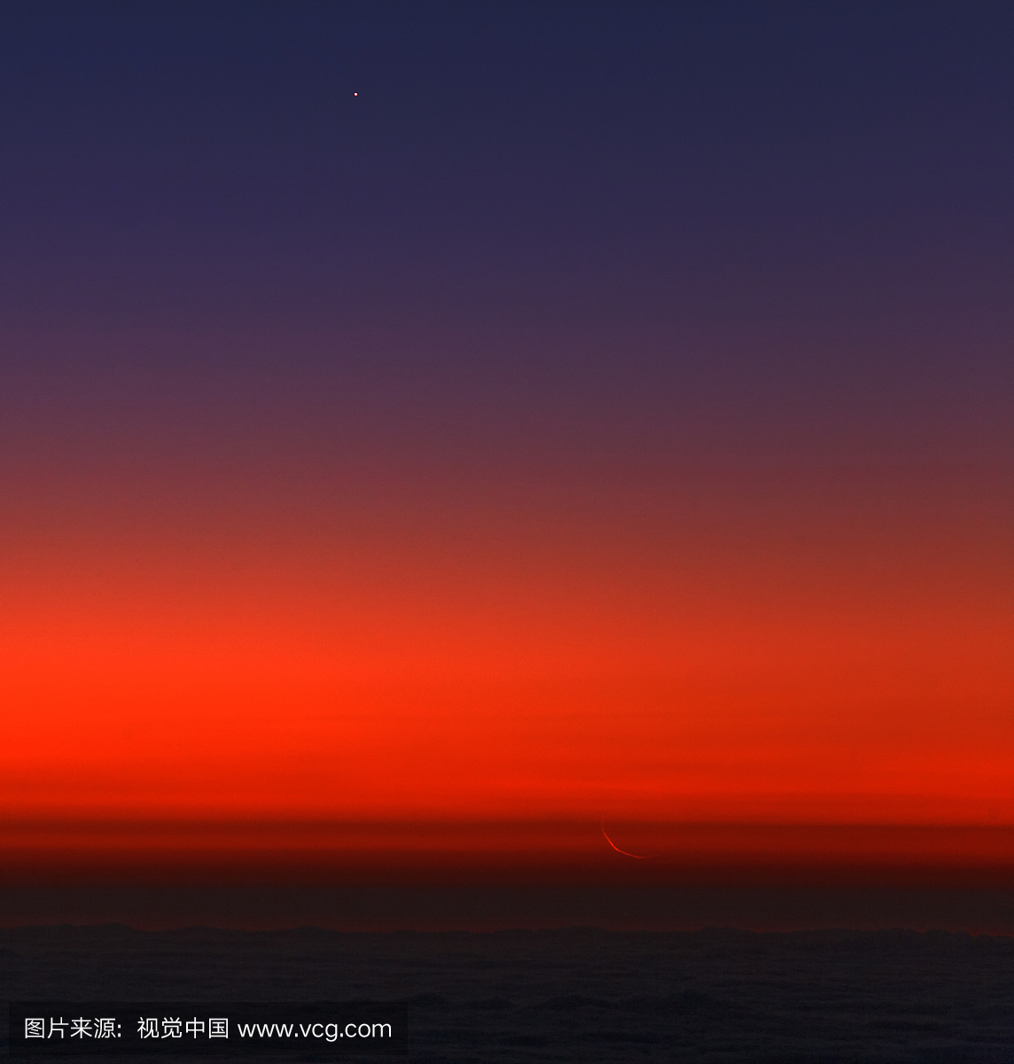 行星水星和薄月牙在早晨的天空中结合起来。从