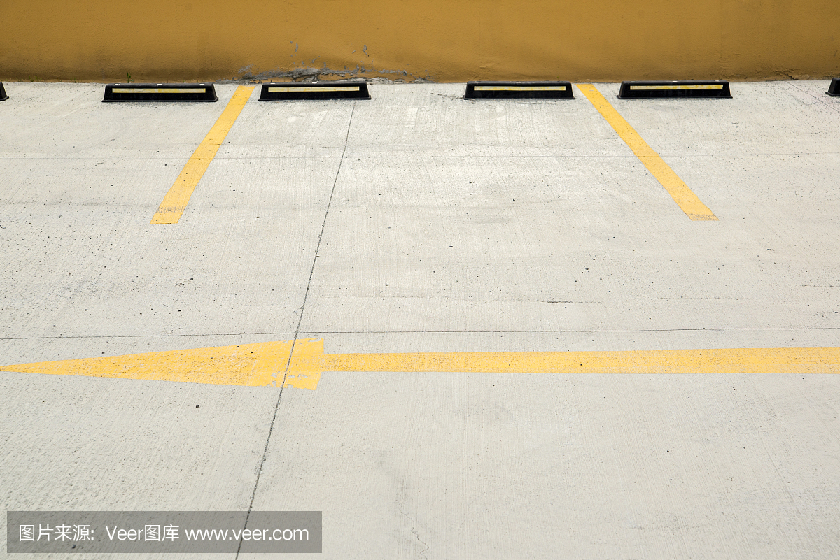 空的停车场与黄线和箭头