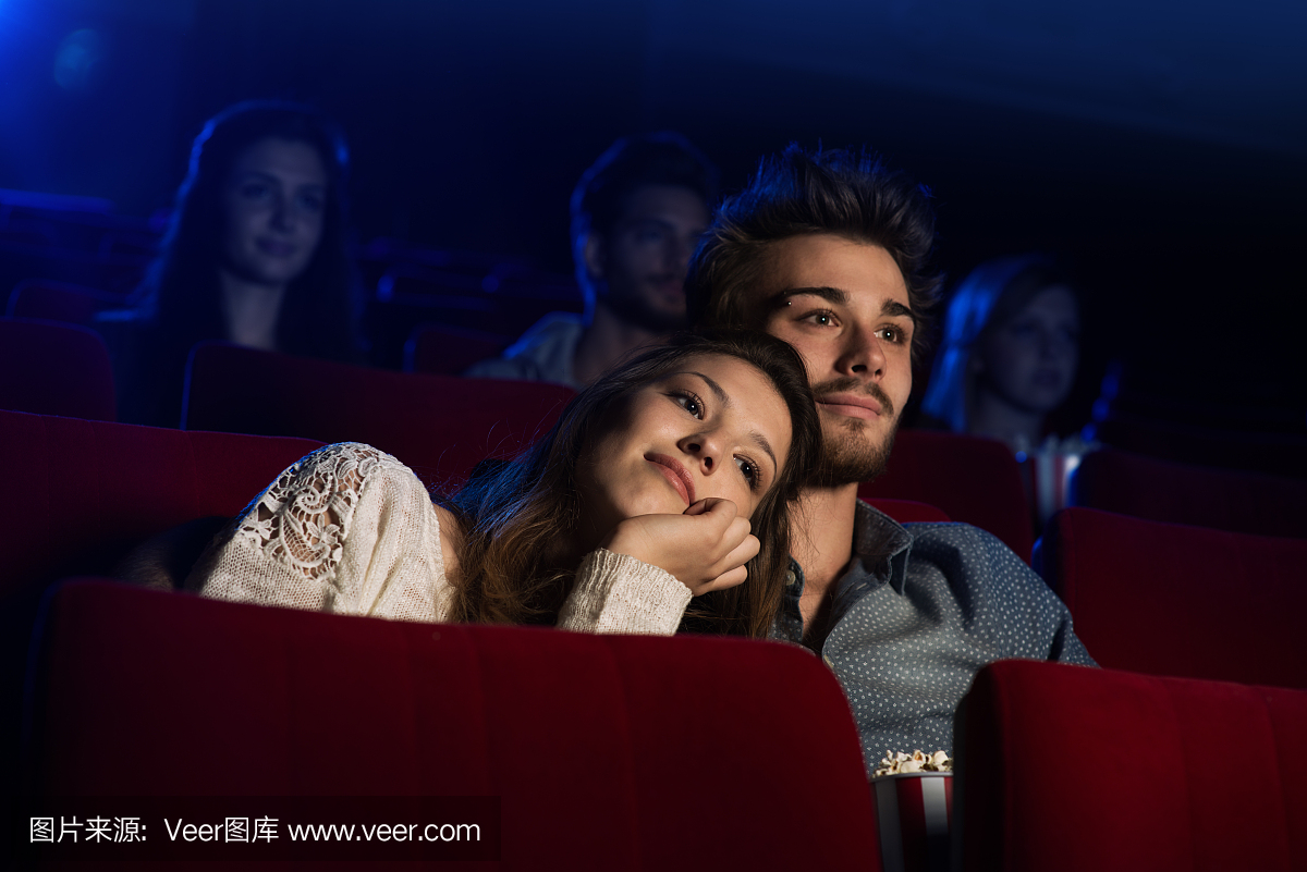 年轻的恋爱夫妇在电影院