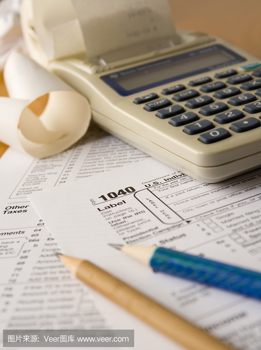 美国1040联邦所得税表与铅笔和计算器