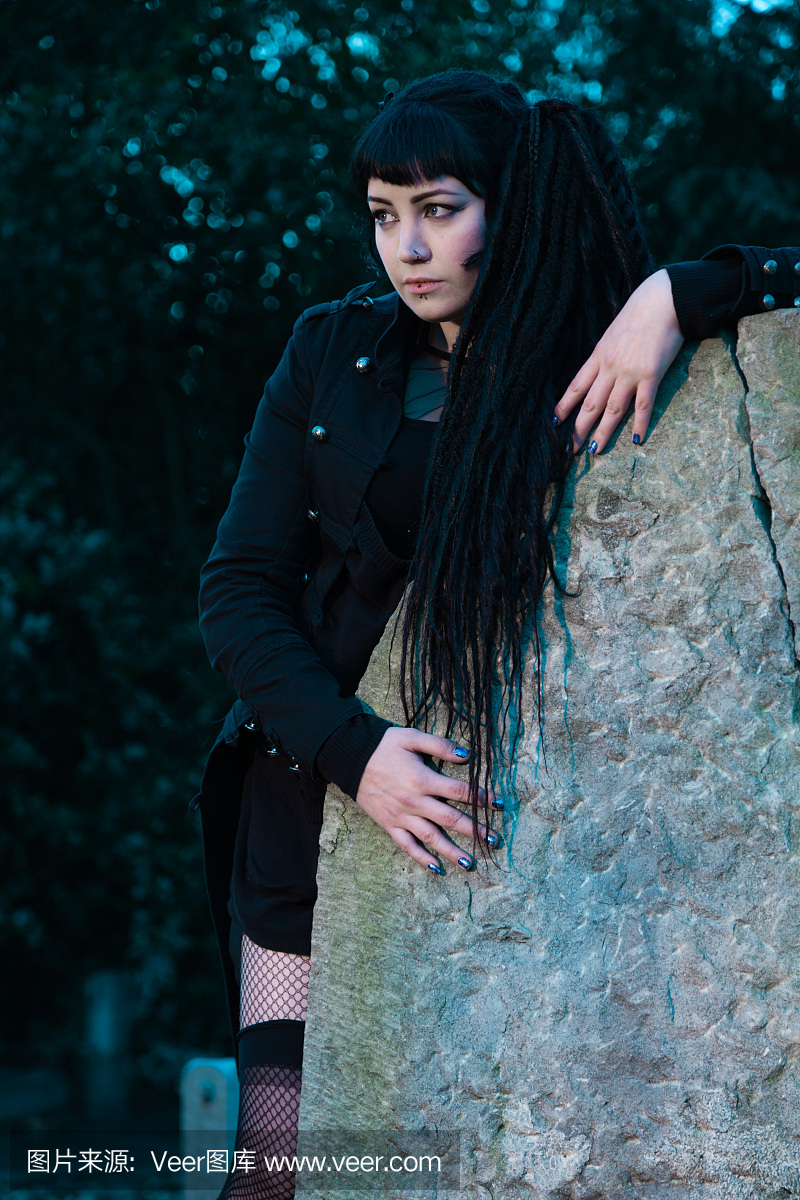 在公墓的哥特式女孩。