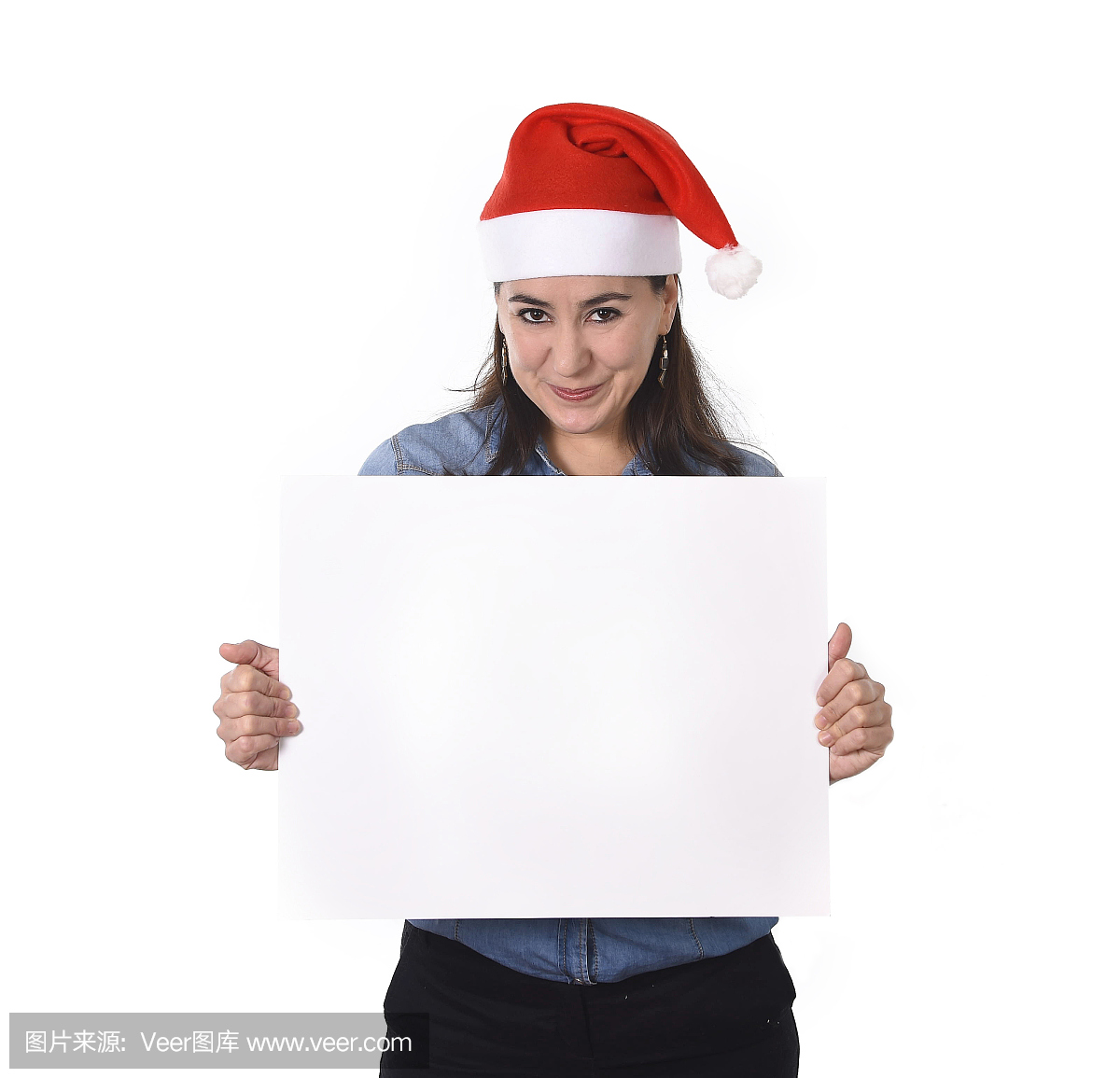 诞老人圣诞帽子的年轻拉丁女人拿着空白广告牌