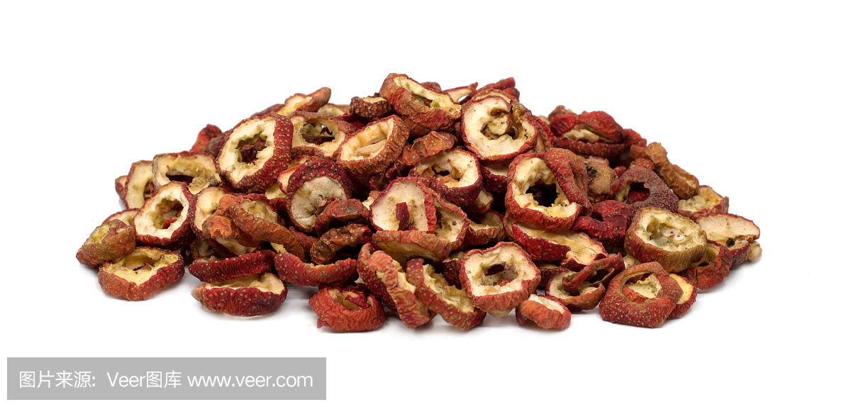 干山楂片酿造茶在白色背景上