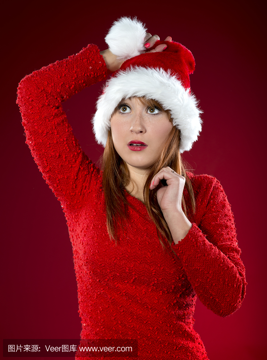 疯狂惊讶的圣诞老人帽子的女人