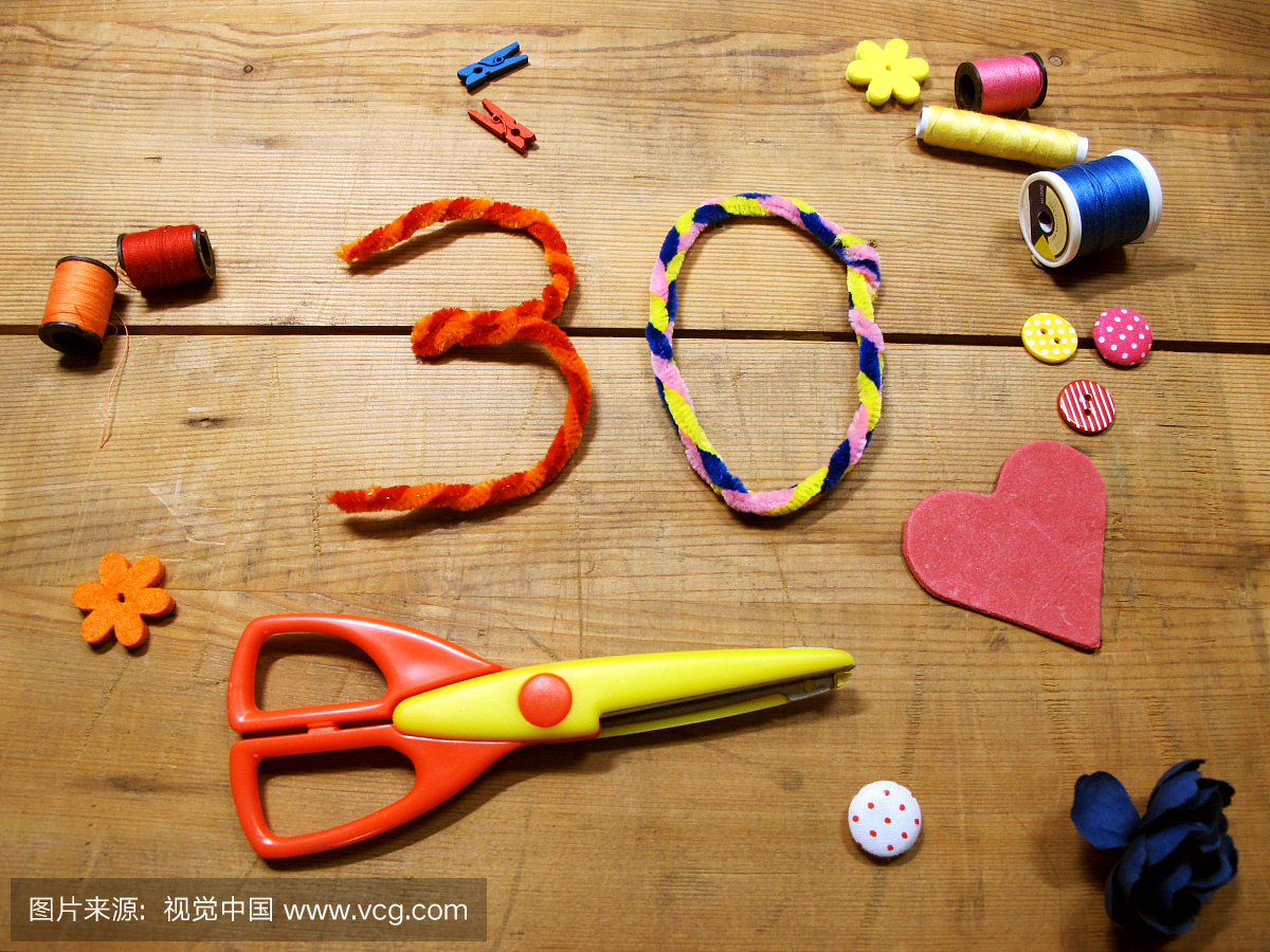 30号由彩色管道清洁器组成