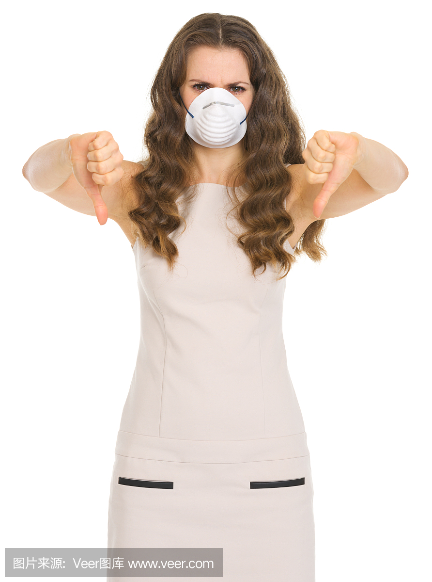 关注的年轻女子在锥形面具显示大拇指下来的手势