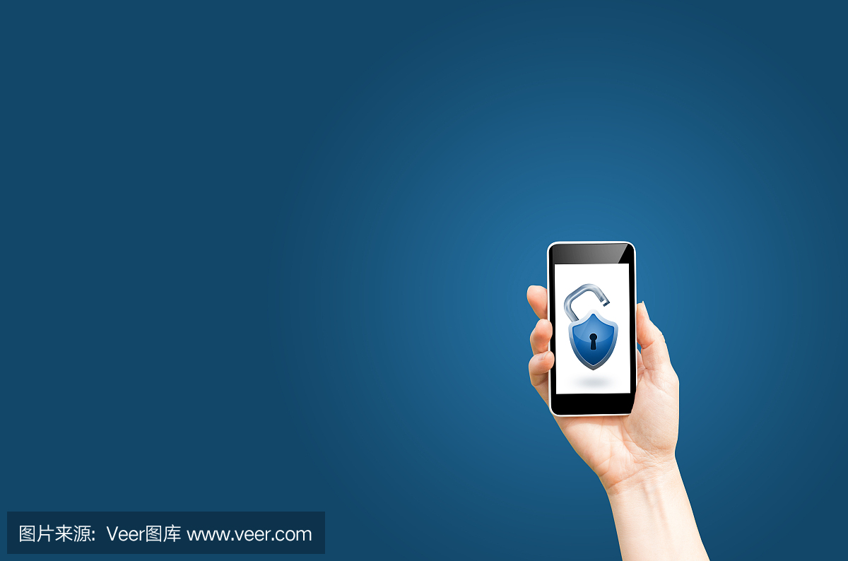 拿着蓝色背景的开锁的智能手机