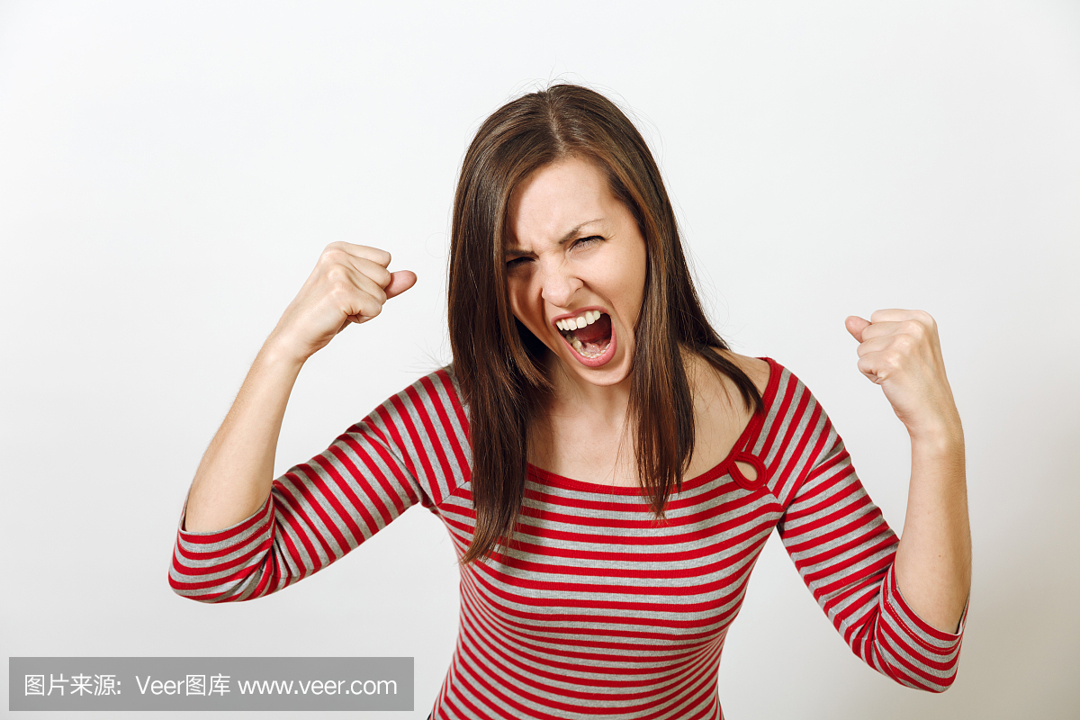 漂亮的欧洲年轻愤怒的棕发女人与健康清洁的皮