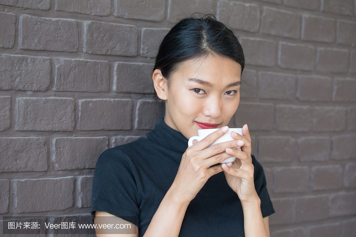 亚洲美丽的女人在咖啡店喝咖啡,女人时尚概念