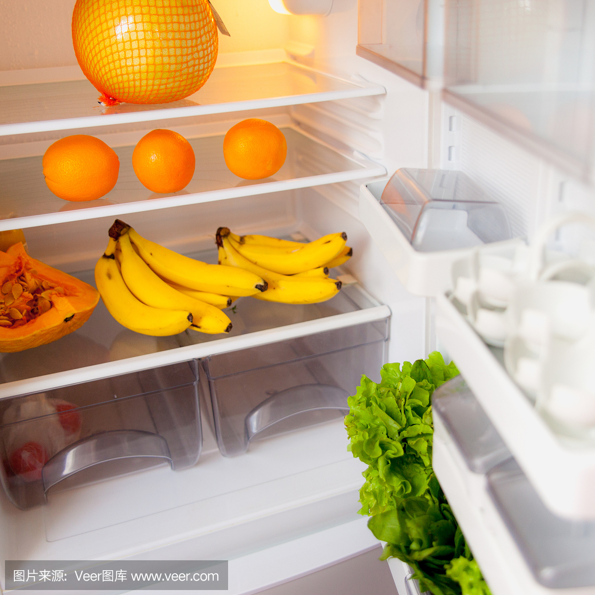 打开冰箱里面的水果和蔬菜在白色的书架上。健