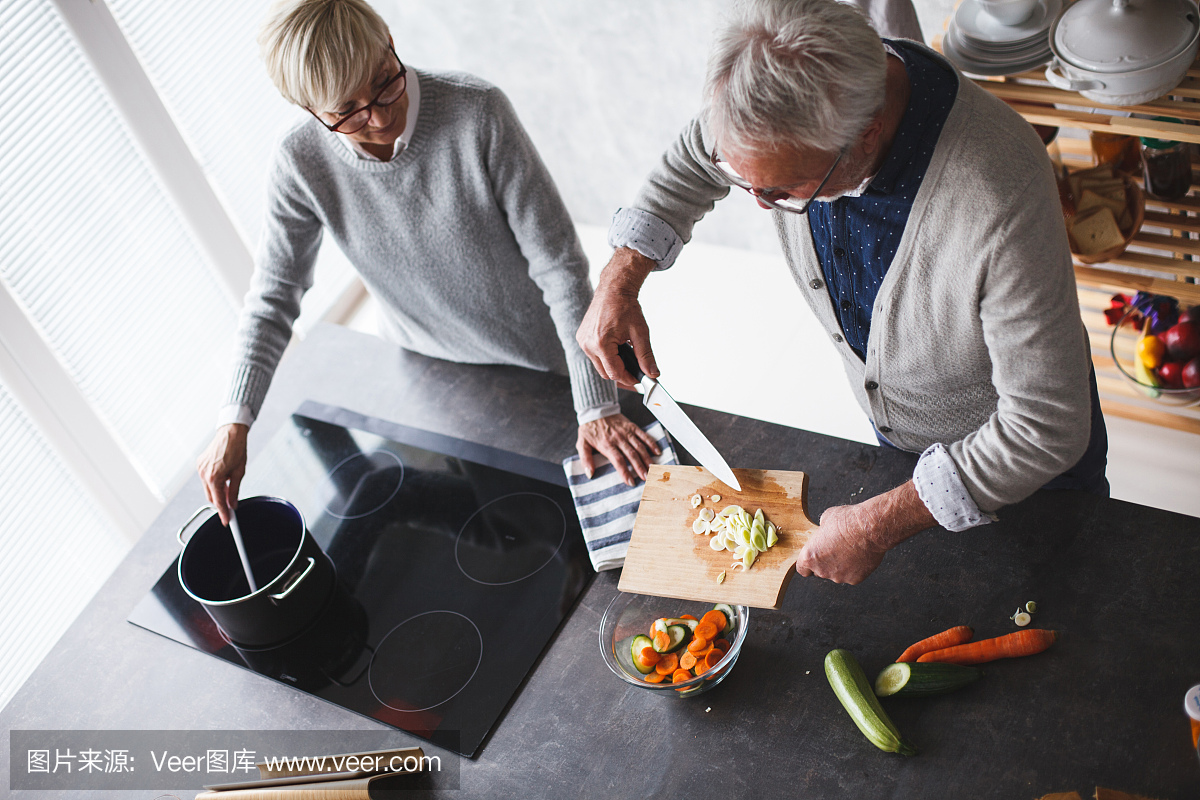 两个人,女人,住宅房间,灰发