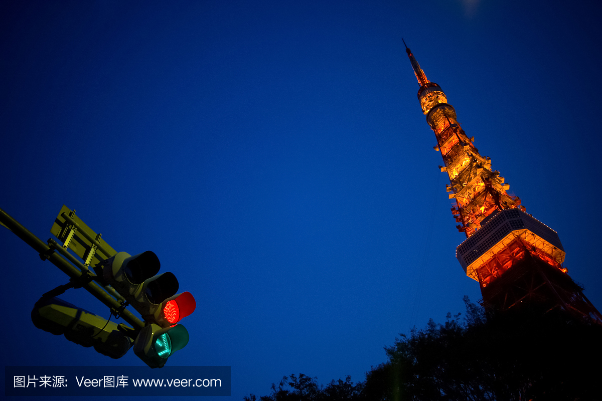 东京塔与交通信号灯。
