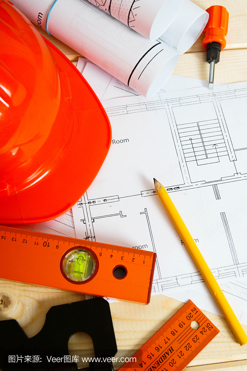 维修工作。建筑图纸,头盔,铅笔和其他工具