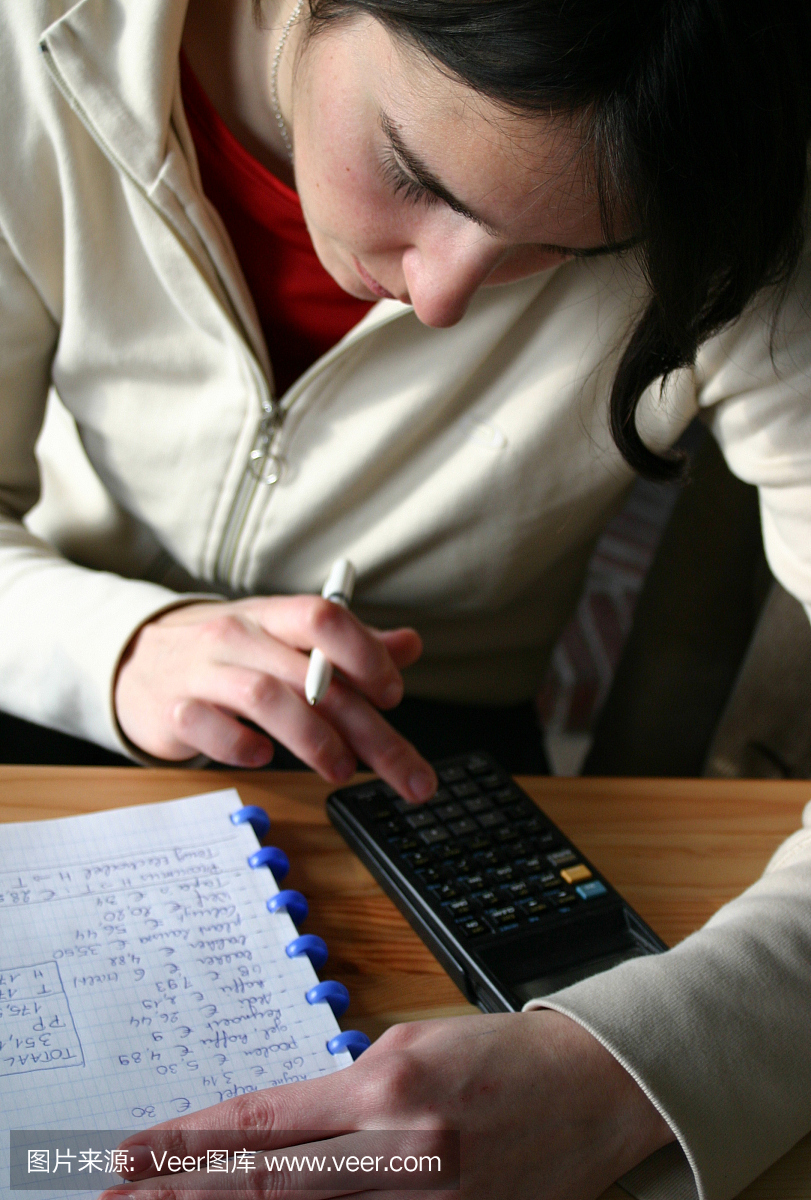 一个使用计算器做数学问题的女孩