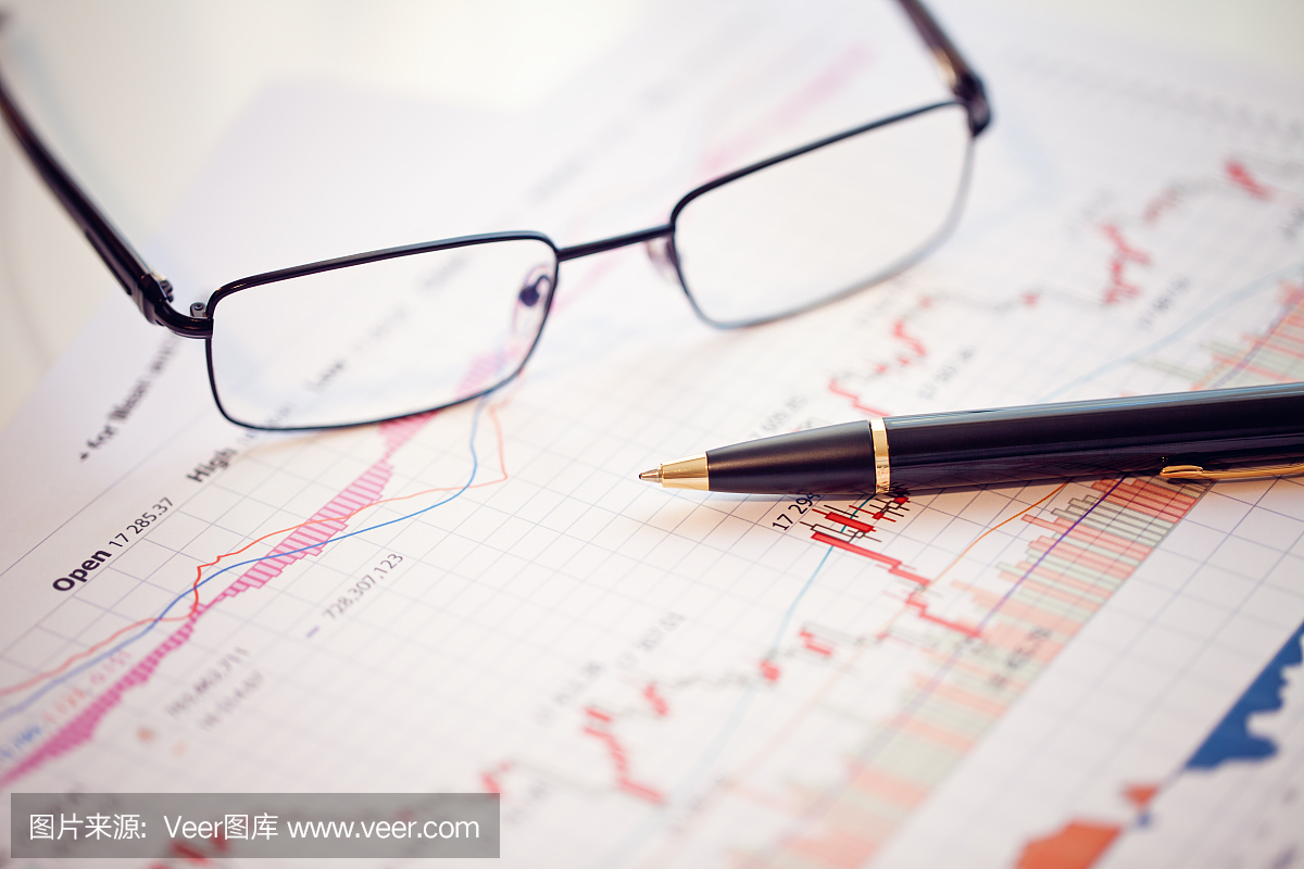 笔和眼镜在金融图表业务概念分析的销售计划业