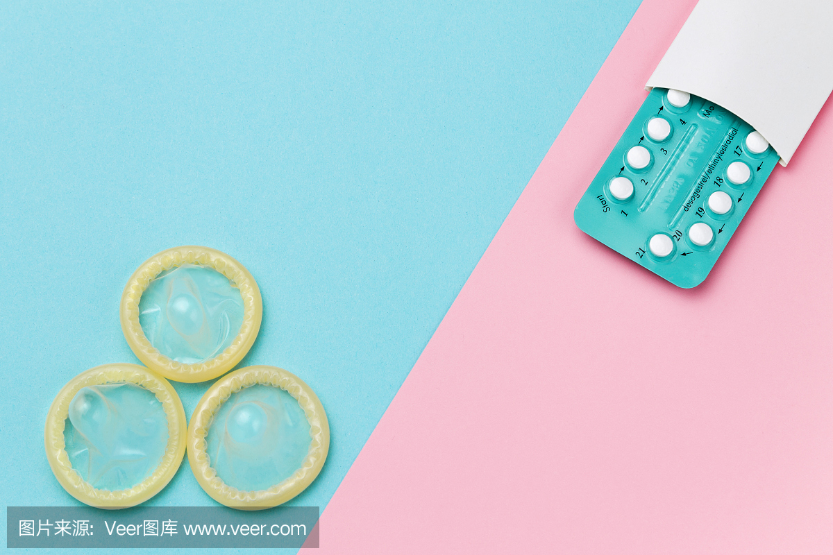 避孕药和避孕套在彩色背景上