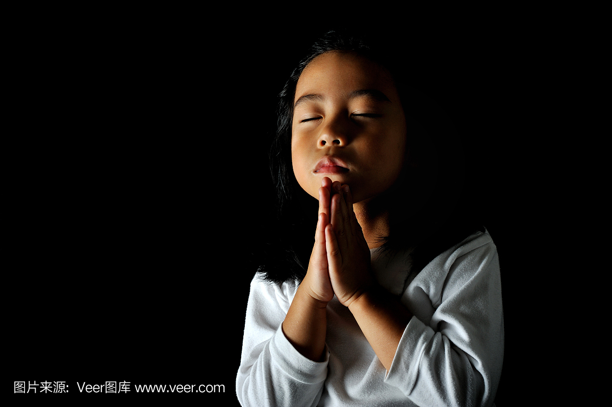 孩子在祈祷