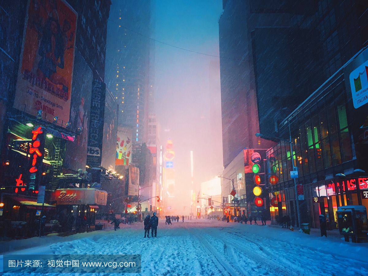 在时代广场的街道上散步的人们在暴风雪之后不
